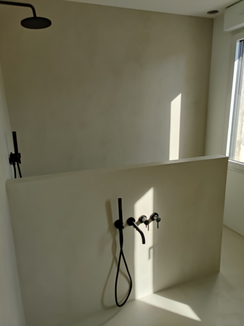 Rénovation de salle de bain en béton ciré