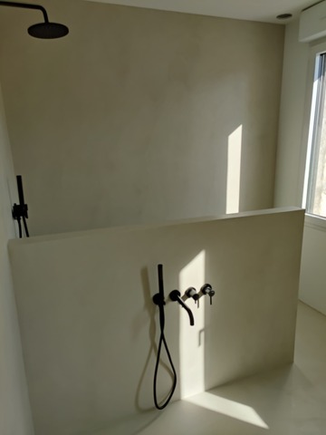 Rénovation d'une salle de bain en béton ciré à Montauban
